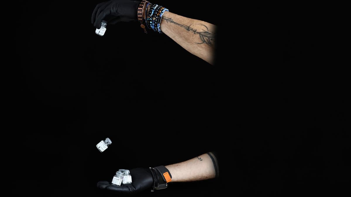 vials-rami-hands
